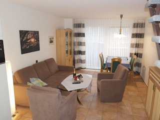 Einen Blick in den Wohnraum mit Küchenzeile