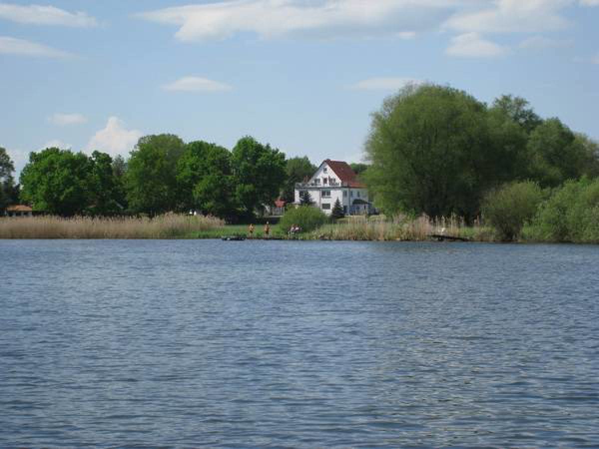 Blick vom See auf das Grundstück