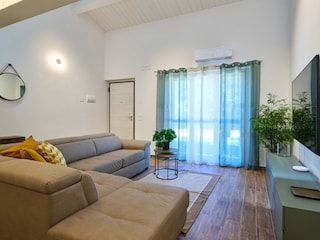 Villa Esther - Living room with Large Window