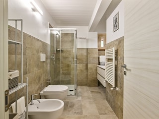 Villa Esther - Bathroom with shower and washer