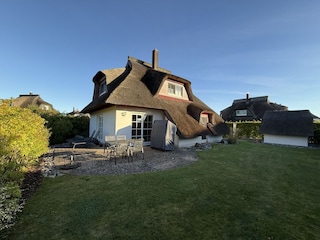 Garten mit Tewrrasse und Schuppen