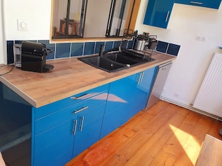 Worktop with sink, dishwasher and coffee machine