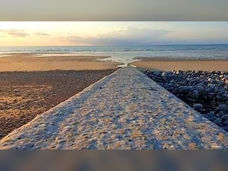 Buhne am Strand bei Ebbe – ideal zum Muschelnsammeln