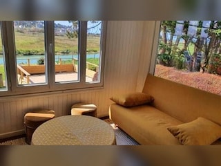 Sitzecke mit Blick auf die Terrasse und die Saâne
