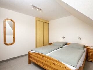 Schlafzimmer mit Einbauschrank