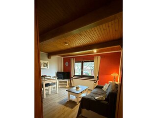 Blick ins Wohnzimmer mit Esstisch mit 4 Stühlen