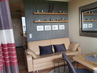 Wohnraum mit bequemem Sofa