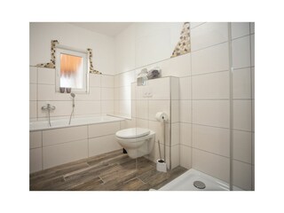 Bad mit Wanne und Dusche