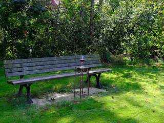 Sitzbank im Garten an der Meiße