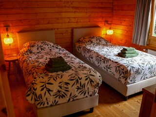 Zweites Schlafzimmer mit zwei Einzelbetten