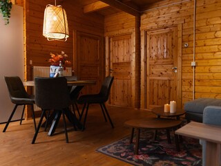 Essbereich mit Tisch und Stühlen