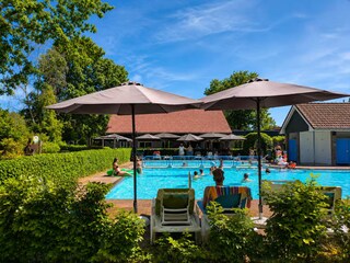 Heated outdoor pool (May–Sep)