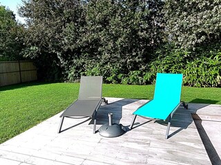 Sonnenliegen (Liegestühle ebenfalls vorhanden)