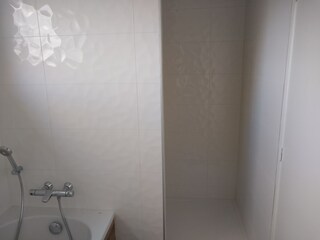 Dusche – Badezimmer im 1. Stock