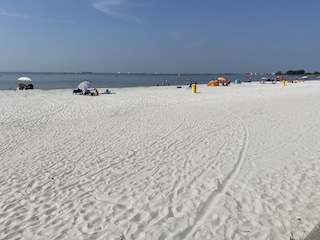 gepflegter Strand mit Promenade, Restaurants, Cafés