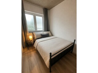 Schlafzimmer mit 140 cm Bett