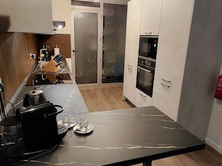 Moderne, voll ausgestattete Küche