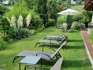 garden and sunbathing area