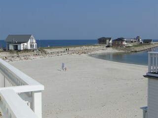 Blick von der Dachterrasse auf den Badestrand & Wasser