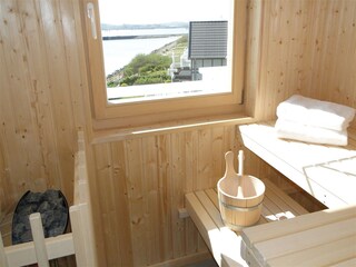 Entspannung in der Sauna mit Blick auf das Wasser