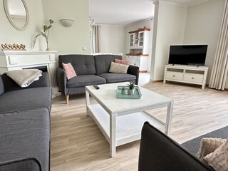 Wohnzimmer- im Hintergrund der Essbereich