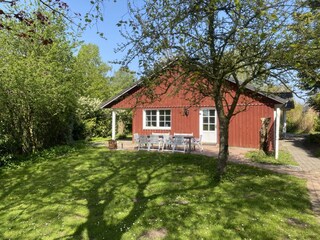 Terrasse- links der überdachte Teil
