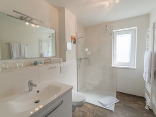 Geräumiges Tageslichtbad mit bodengleicher Dusche