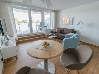 Im nordischen Stil eingerichteter Wohnraum