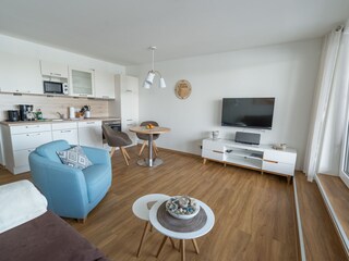 Wohnraum mit Essplatz und Küchenzeile