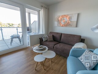 Wohnraum mit großer Fensterfront