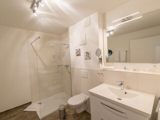 Geräumiges Bad mit bodengleicher Dusche