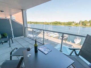 Geschützter, großer Balkon
