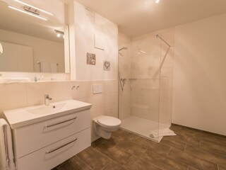 Großes Bad mit bodengleicher Dusche