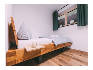 Einzelbett im Schlafzimmer 2