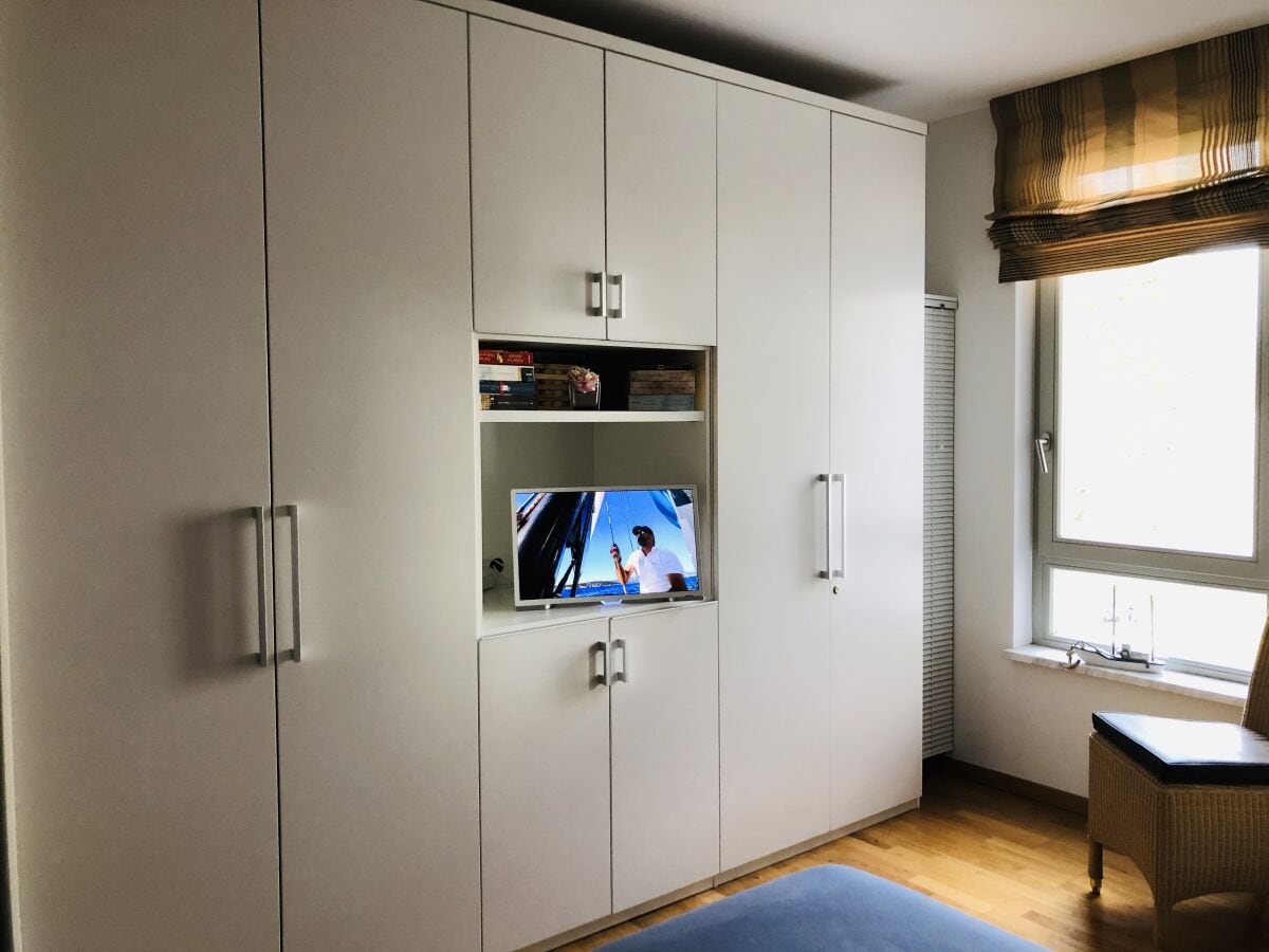 Schlafzimmerschrank mit TV