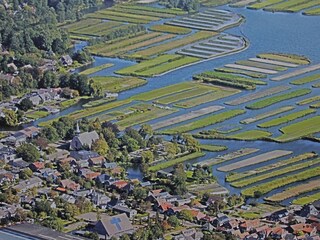 Dorf mit Inseln und Wasserstrassen