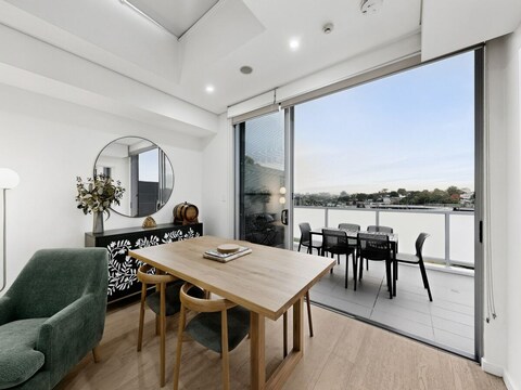 Appartamento di design con una camera da letto e balcone.