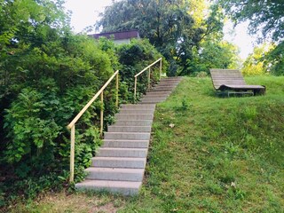Treppe zum See mit Seeliege
