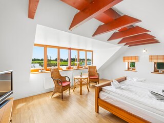 Schlafzimmer mit TV und Sitzecke