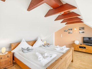 Schlafzimmer mit TV und Sitzecke