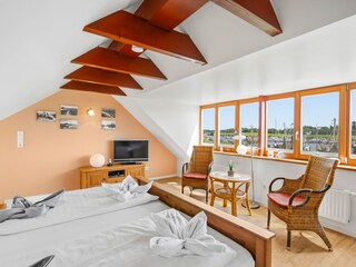 Schlafzimmer mit TV und Sitzecke