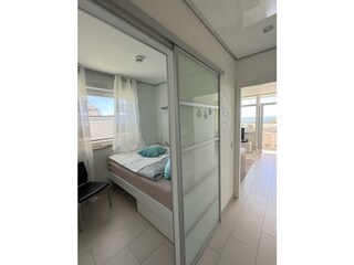 Blick vom Korridor ins Schlafzimmer