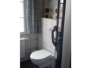 WC, rechts die Dusche