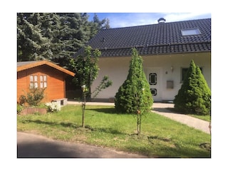 Fahrradschuppen vorm Haus