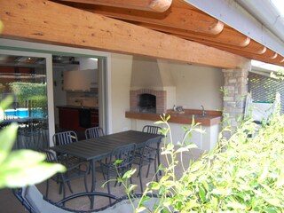 ÜBERDACHTE VERANDA MIT GRILL