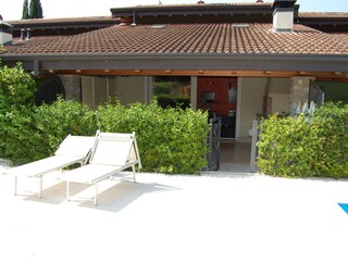 SONNENTERRASSE MIT LIEGEN UND SOLARDUSCHE