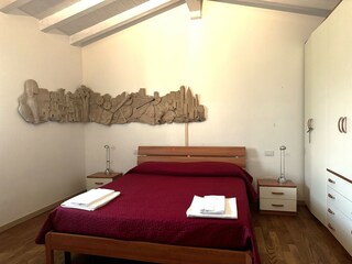 SCHLAFZIMMER MIT DOPPELBETT + EINZELBETT