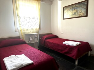 SCHLAFZIMMER MIT DOPPELBETT ODER 2 EINZELBETTEN