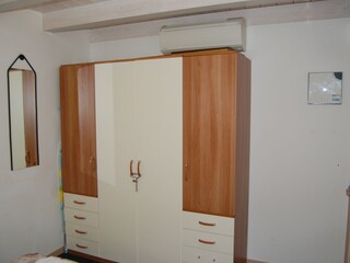 Kleiderschrank.