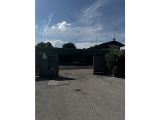 EINGANG - ÖFFENTLICHER PARKPLATZ IM AUSSENBEREICH